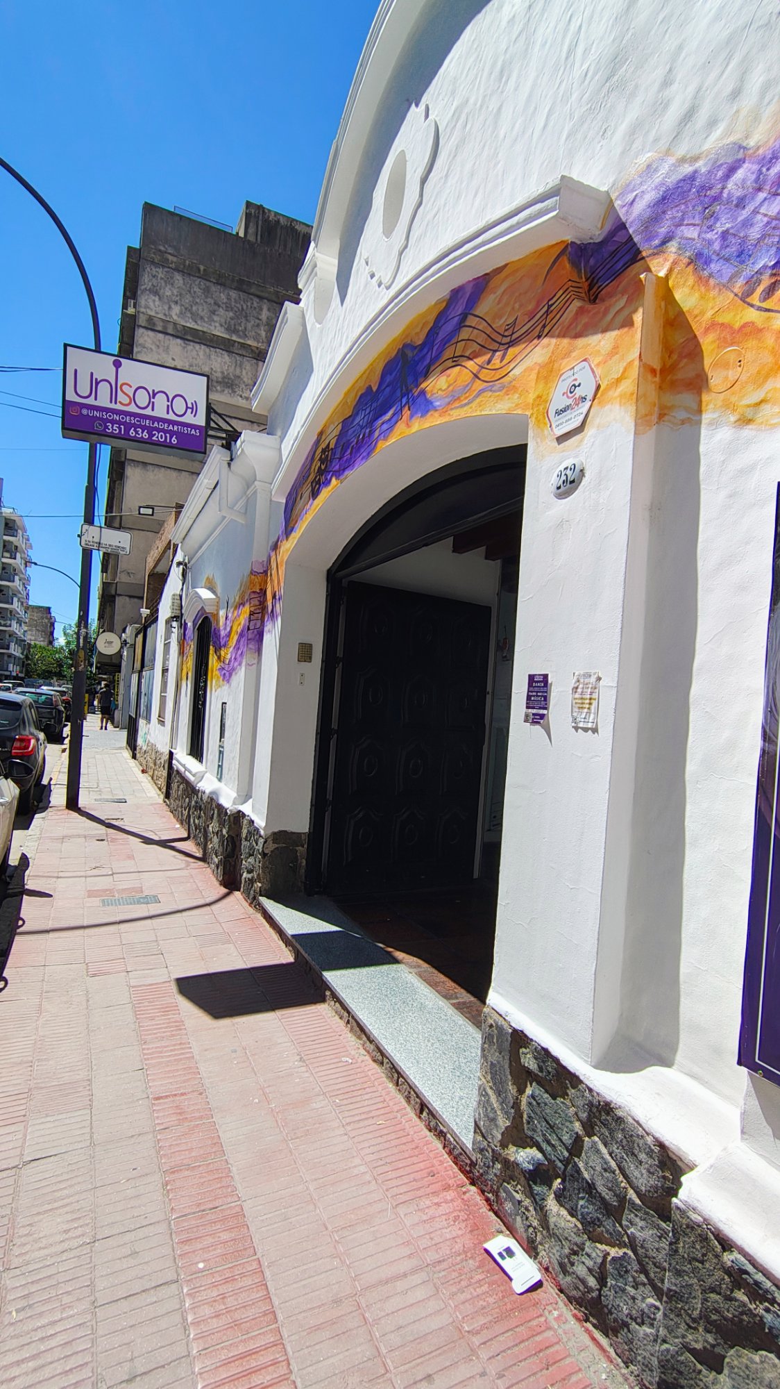 Fachada exterior con mural artístico